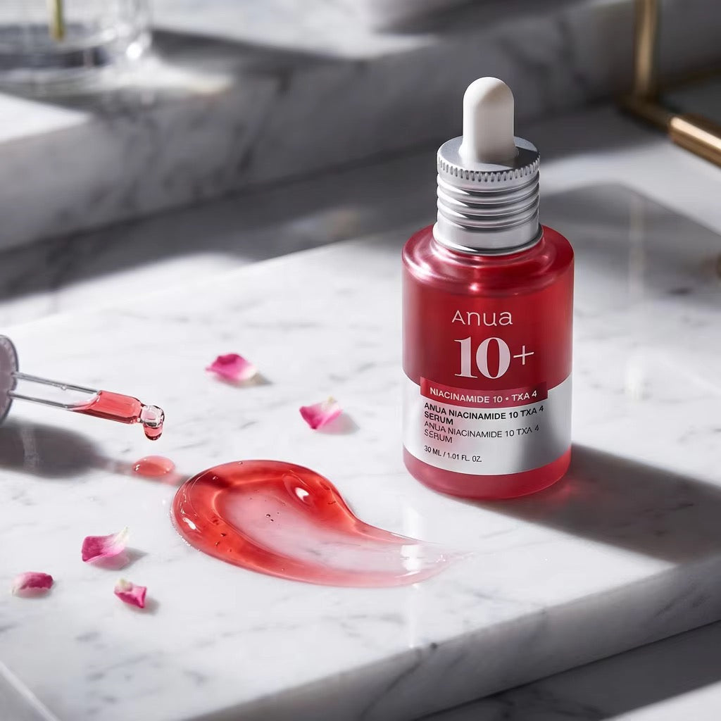 Anua serum met pipet en roze serumtextuur
